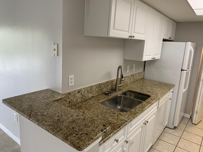 Building Photo - 50 Crestwood Ct N