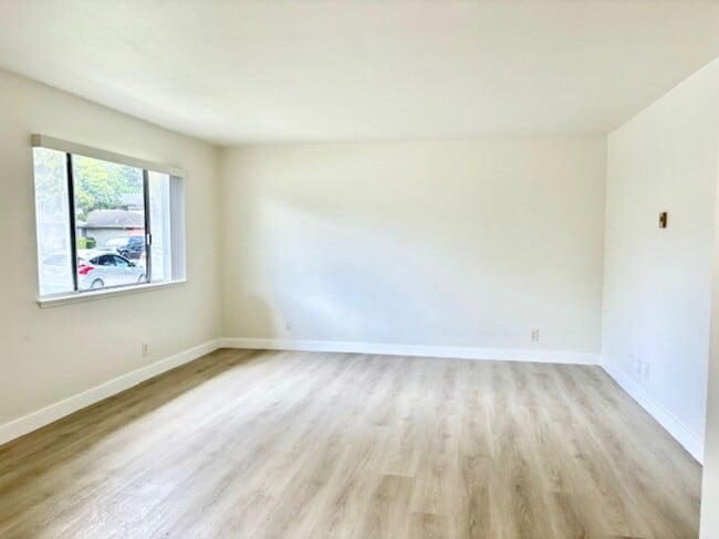 Foto del edificio - Port Hueneme | 2 Bed + 1 Bath | Newly Reno...