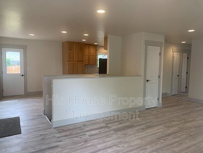Foto del edificio - 925 Larch Dr
