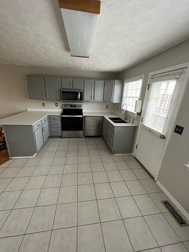 Foto del edificio - 644 Beaverview Dr