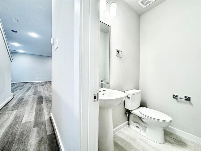 Foto del edificio - 5823 Fairdale Ln