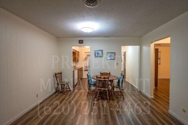 Foto del edificio - Charming 2-Bedroom Oasis in the Heart of Coffeyville
