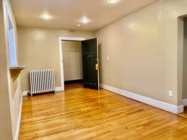 Building Photo - 74 Egmont St