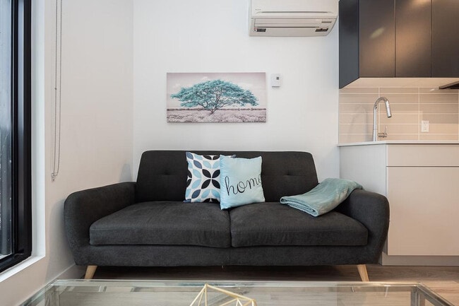 Building Photo - 4171 Rue de la Montagne