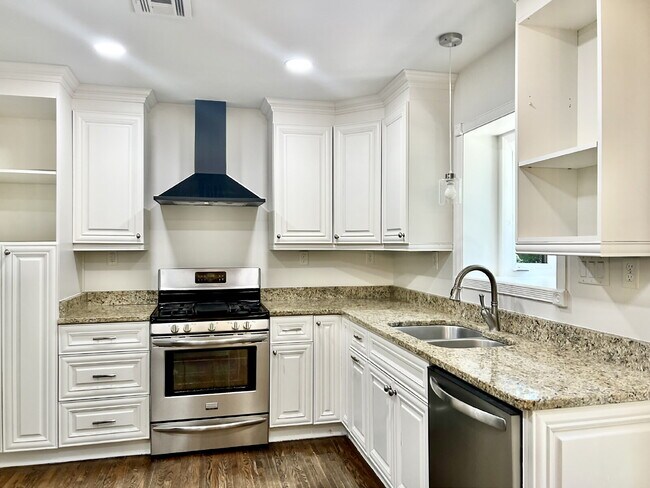Foto del edificio - SPACIOUS 4 BEDROOM CLOSE TO MATTHEWS!
