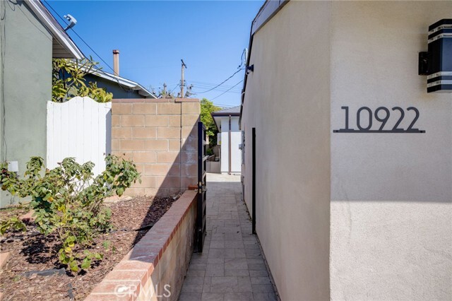 Building Photo - 10922 Garden Grove Ave