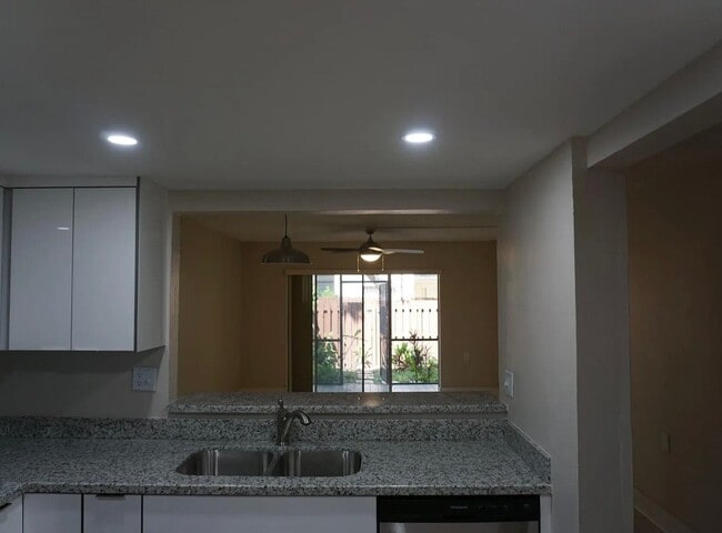 Building Photo - 11285 N Kendall Dr