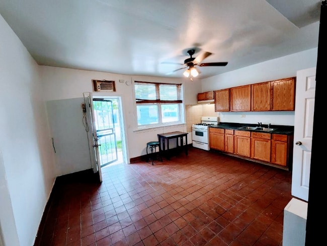 Photo - 1710 W 37th St Apartment