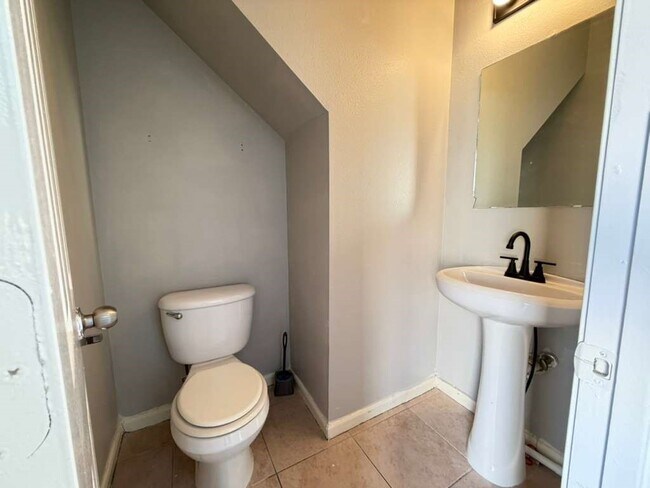 Foto del edificio - 6427 Waldron Dr