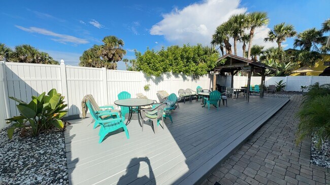 Foto del edificio - Fully Furnished Two Bedroom Long Term Beac...