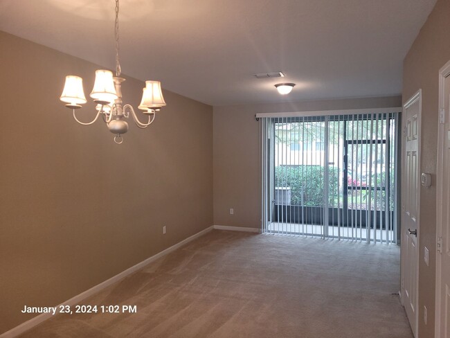 Building Photo - 2 bedroom, 2.5 bath townhouse