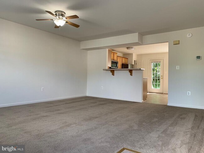 Foto del edificio - 105 Merrill Ct