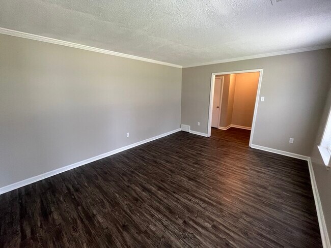 Building Photo - FIRST MONTHS RENT FREE!