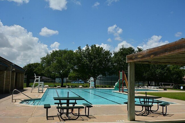 Foto del edificio - 2804 Pinewood Dr