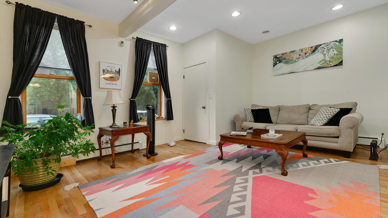 Primary Photo - 2047 W Shakespeare Ave