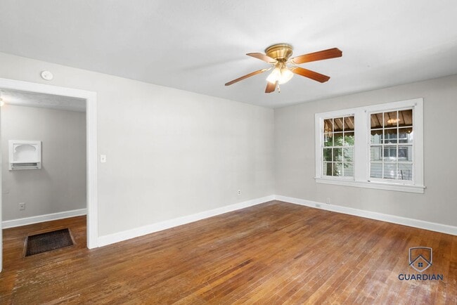 Building Photo - 2 bedroom 1 bath home located near Gadsden...