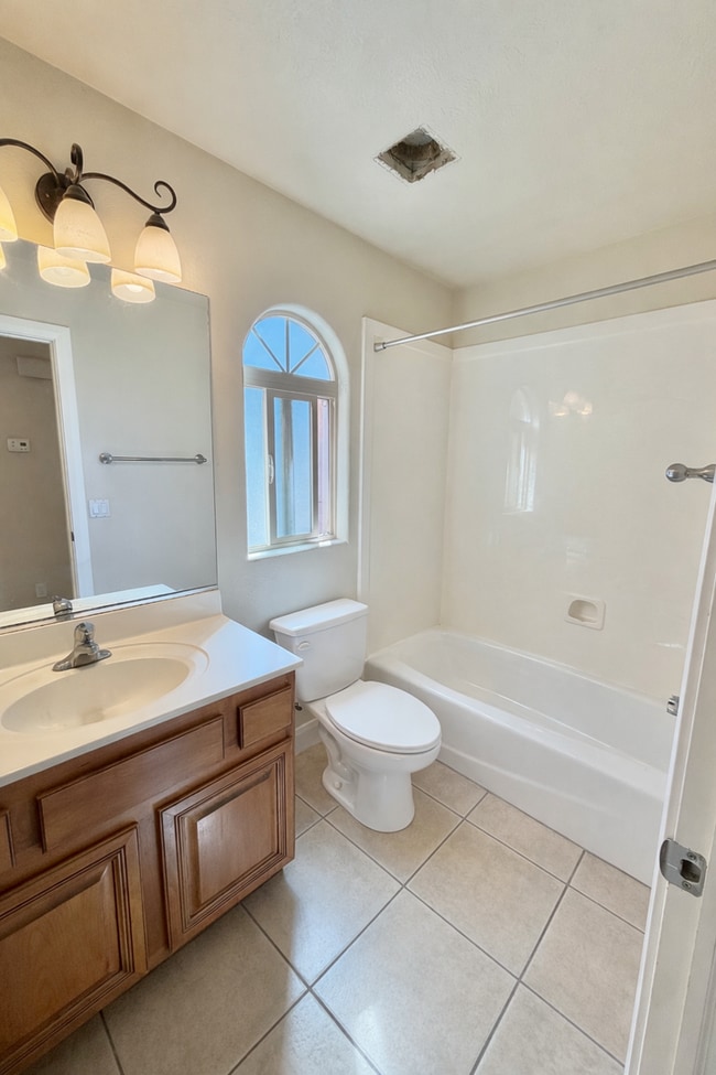Building Photo - Price Just Reduced!!! Charming 3 Bed 2 Bath + DEN/OFFICE Area!