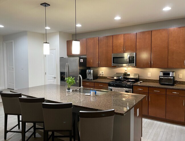 Large island - 13582 Via Varra Townhome