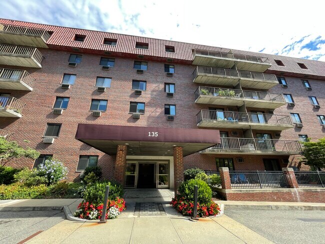 Foto del edificio - 135 Pleasant St