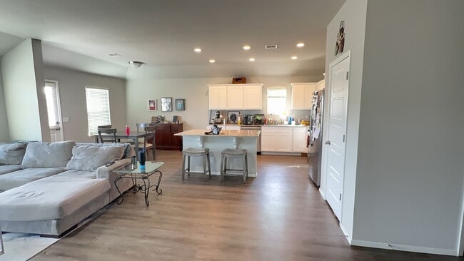 Building Photo - Welcome to your beautiful 4 bedroom, 2 bath home located in Bixby!