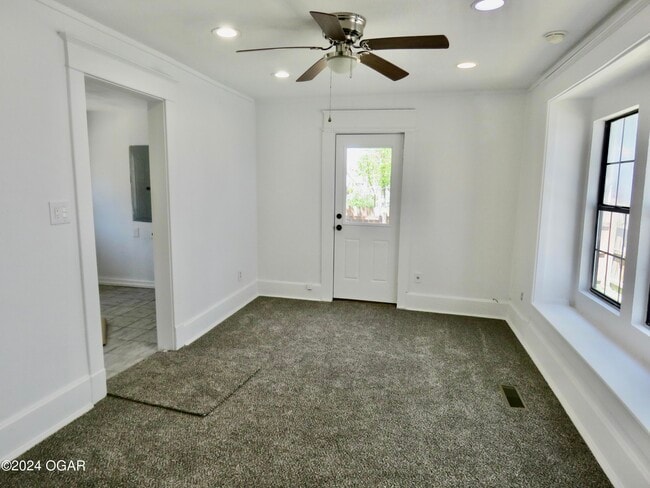 Building Photo - 811 W 6th St