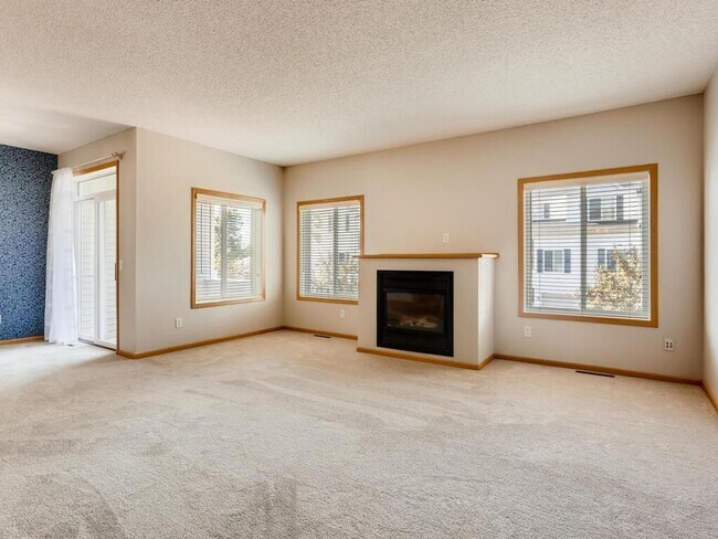 Foto del edificio - Rare Find! 2bd2ba2car garage townhome in Cottage Grove