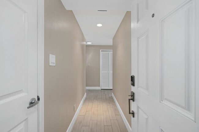 Building Photo - Desirable 3 bed 2 bath Alta Heights Condo