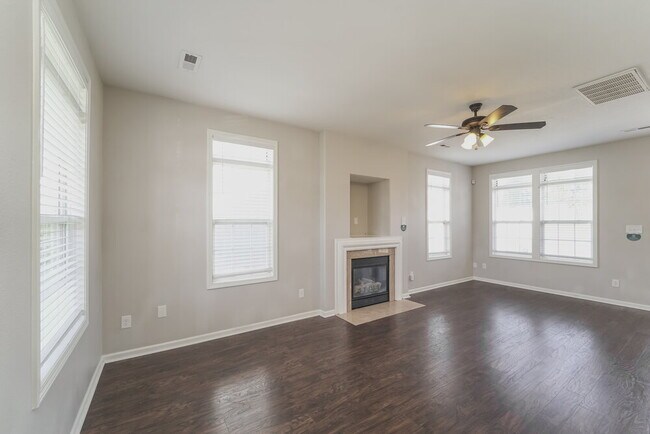 Foto del edificio - 6202 Whispering Brook Ct