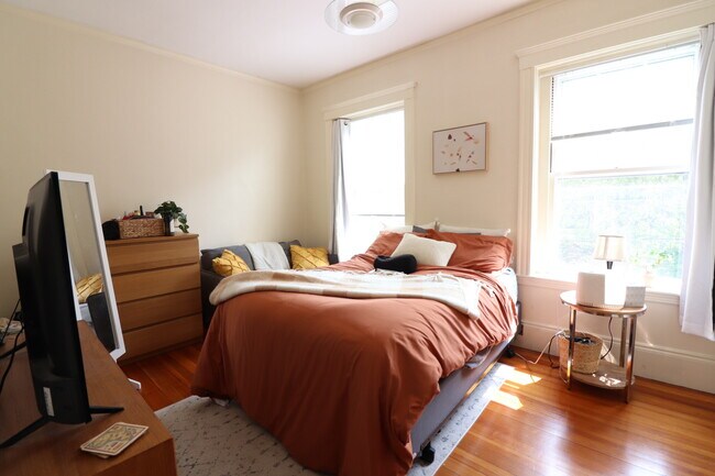 Building Photo - 12 Colbourne Cres