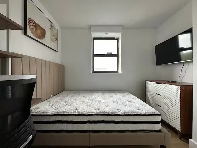 Foto del edificio - Furnished room/NOT APARTMENT