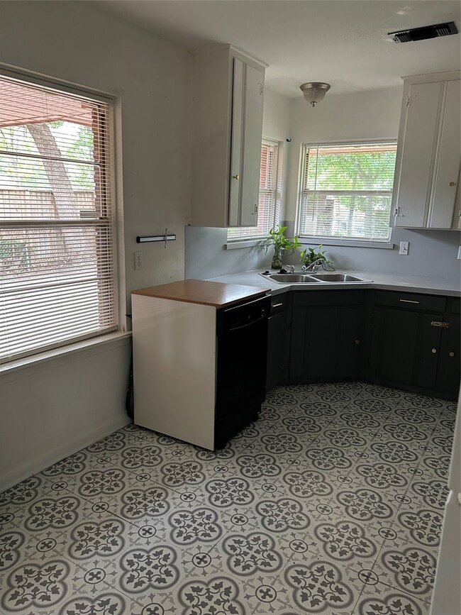 Building Photo - 4022 Cheena Dr