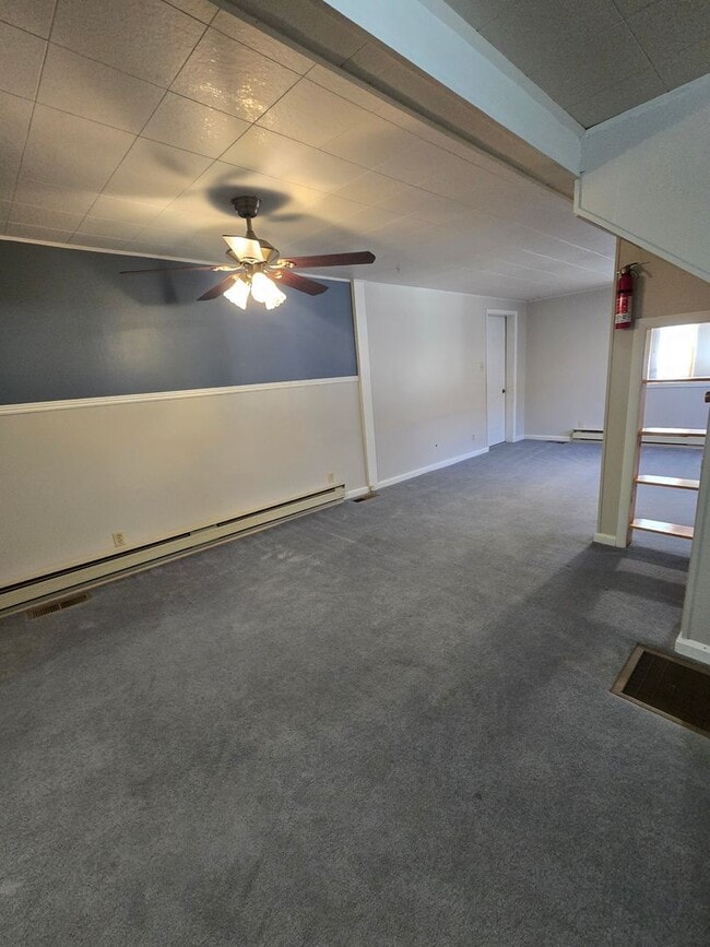 Building Photo - Three Bedroom Home - Single Car Attached Garage - in Townsend!