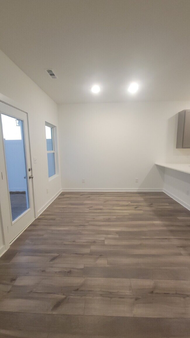 Building Photo - One free month with 18-month lease!!!  "Charming 3-Bed Townhouse Retreat with Granite Elegance in...