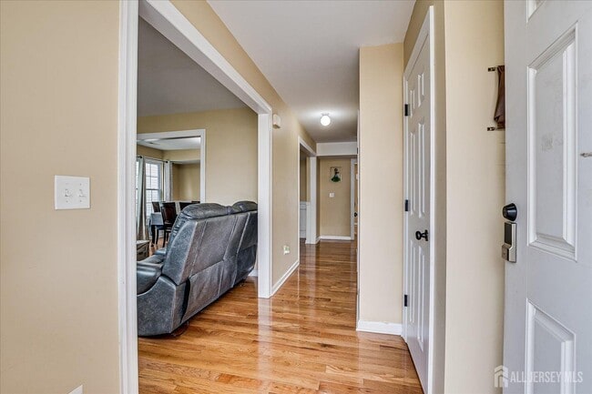 Foto del edificio - 169 Metuchen Ave