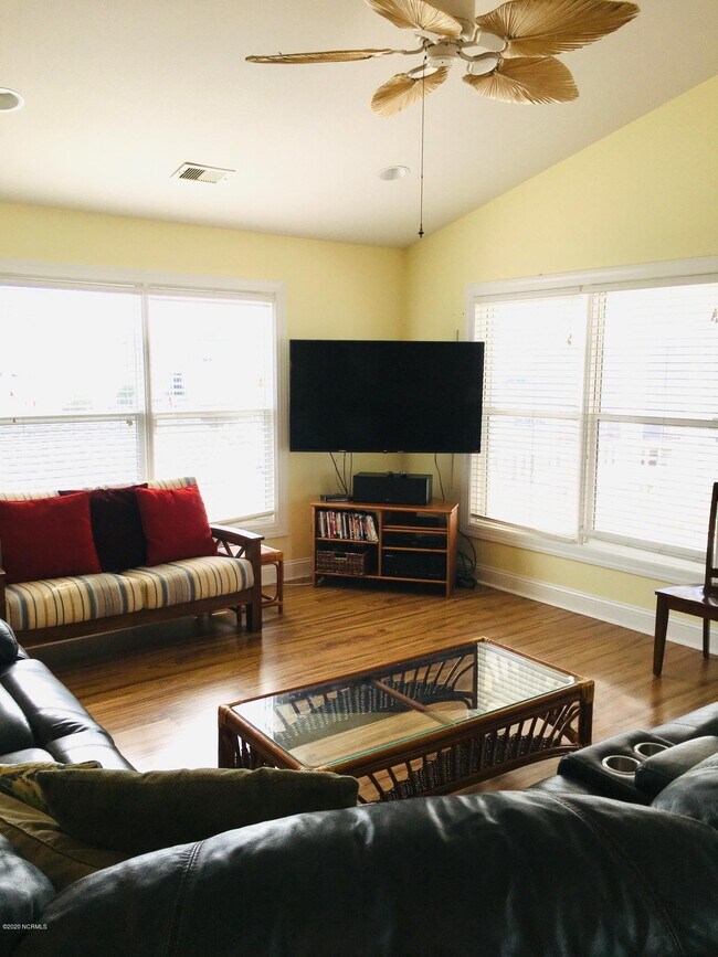 Foto del edificio - 345 E 1st St