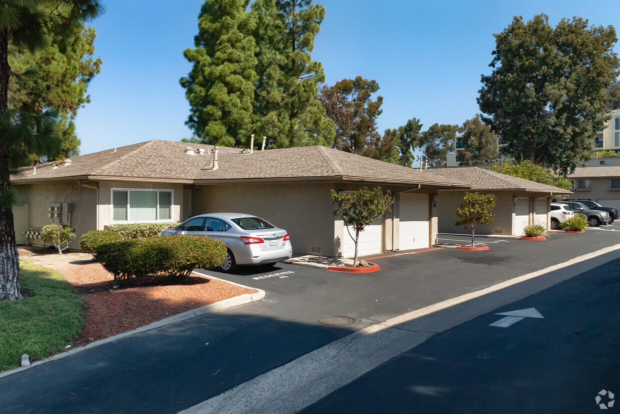 7000 Saranac St - La Mesa Racquet & Swim Club