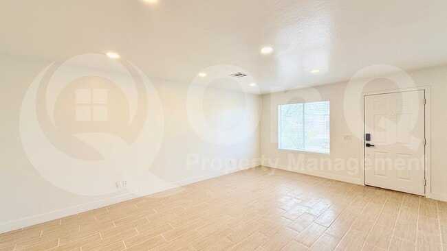 Building Photo - 458 E Quail Ave
