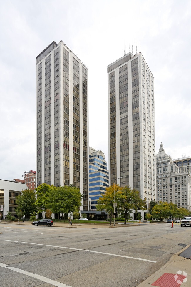 Twin Towers Place Apartments Peoria, IL