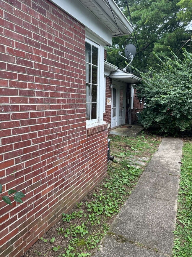 Photo - Charming 1-Bedroom Retreat at 504 East 64th Street – Spacious 900 Sq Ft in Indianapolis! Apartment