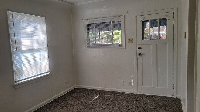 Building Photo - 1 Bedroom 1 Bathroom w/ Office - Available...
