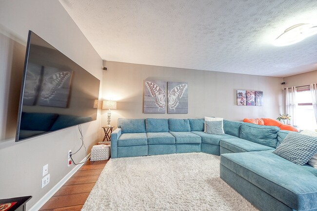 Building Photo - Beautifully Appointed Modern Home and clos...