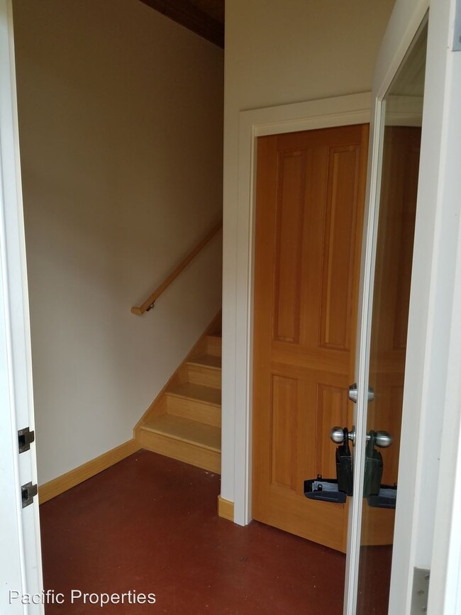 Foto del edificio - 1 br, 1 bath Apartment - 463 Florence Avenue