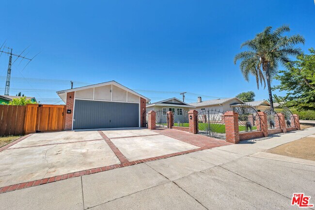 Foto del edificio - 24114 Gilmore St