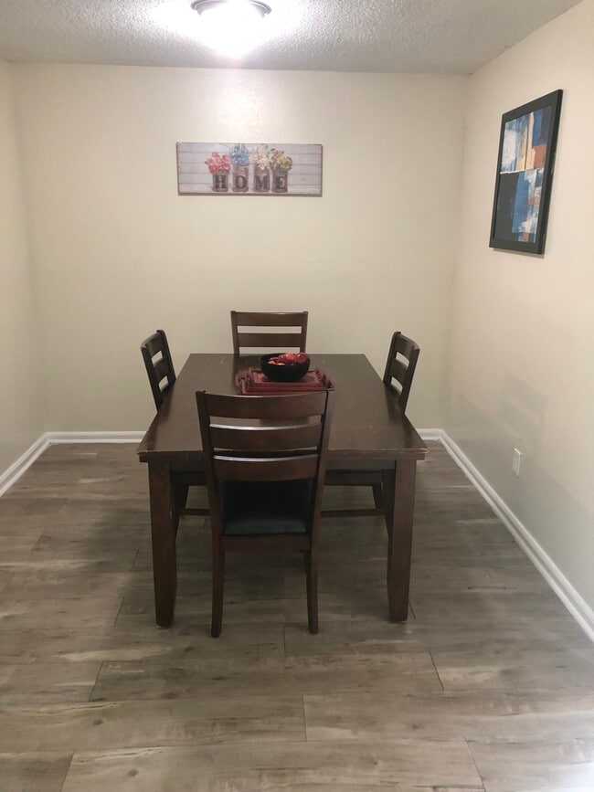 Building Photo - Pinebrooke