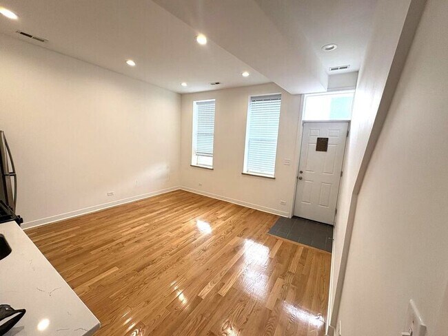 Building Photo - 1644 W Cermak Rd