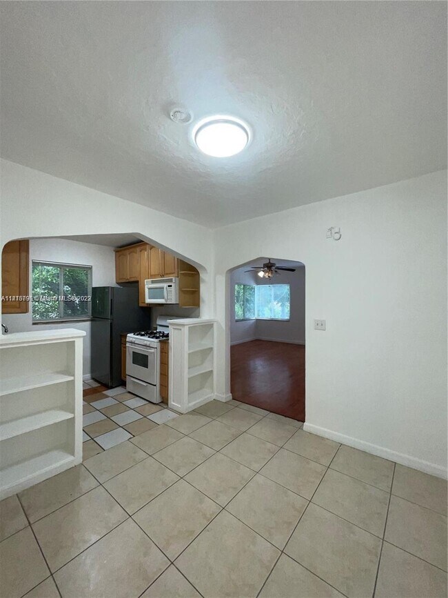 Building Photo - 550 NE 63rd St