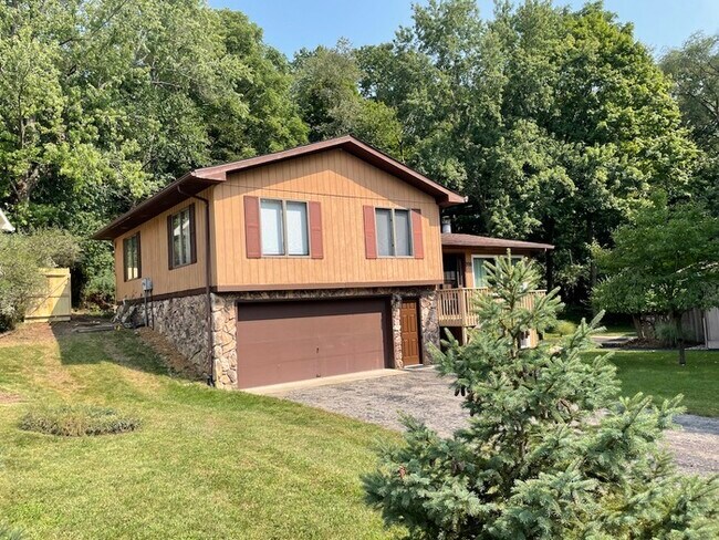 Building Photo - Elegant and spacious home between Kalamazo...