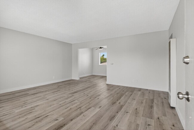 Foto del edificio - 8331 Lampson Ave