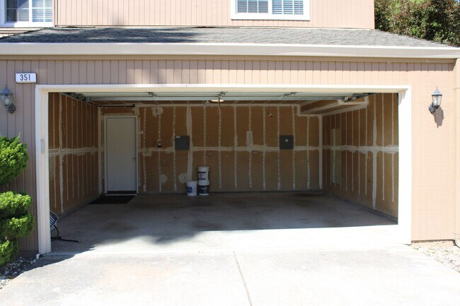 Building Photo - Luxurious 4 Bed 2 Bath Home