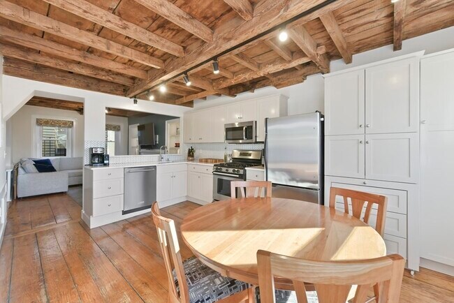 Building Photo - 231 Main St